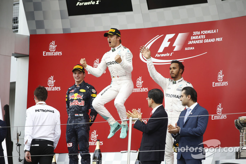 Podium : le vainqueur Nico Rosberg, Mercedes AMG F1, le second Max Verstappen, Red Bull Racing, le troisième Lewis Hamilton, Mercedes AMG F1