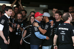 Lewis Hamilton, Mercedes AMG F1 fête le titre constructeurs avec Niki Lauda, Toto Wolff, directeur exécutif Mercedes AMG F1 et l'équipe
