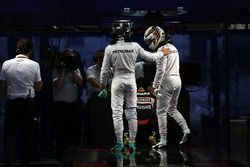 Nico Rosberg, Mercedes AMG F1 y Lewis Hamilton, Mercedes AMG F1 en parc ferme