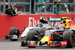 Le vainqueur Nico Rosberg, Mercedes AMG F1 W07 Hybrid fête sa victoire en se faisant passer par Max Verstappen, Red Bull Racing RB12