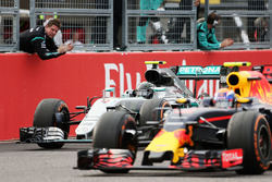 Ganador, Nico Rosberg, Mercedes AMG F1 W07 Hybrid celebra al final de la carrera, mientras lo rebasa Max Verstappen, Red Bull Racing RB12