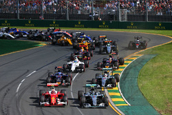 Kimi Raikkonen, Ferrari SF16-H, Nico Rosberg, Mercedes AMG F1 Team W07