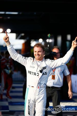 Ganador de la carrera Nico Rosberg, Mercedes AMG F1 celebra en parc ferme