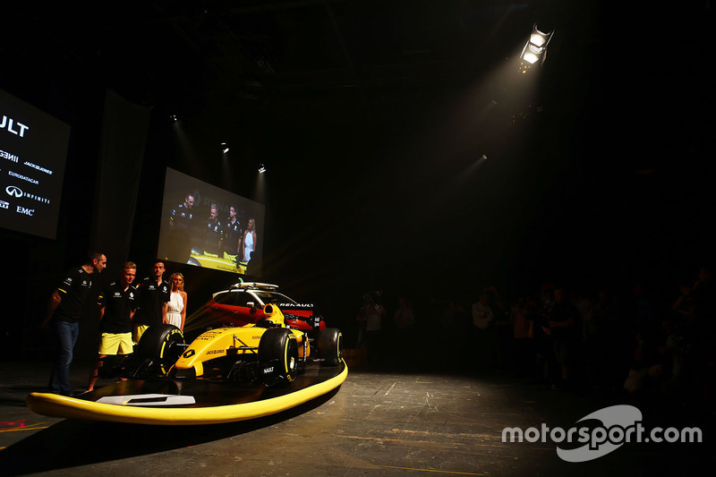 Cyril Abiteboul, Renault Sport F1 Director, Kevin Magnussen, Renault Sport F1 Team, Jolyon Palmer, R