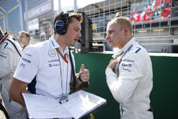 Valtteri Bottas, Williams, and Jonathan Eddolls, Race Engineer, Williams, on the grid