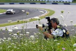 Fotograf in der Wiese