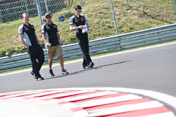 Sergio Perez, Sahara Force India F1 lors de la reconnaissance de la piste avec son équipe