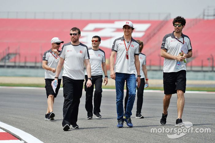 Esteban Gutierrez, Haas F1 Team camina el circuito con el equipo