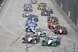 Start: Simon Pagenaud, Team Penske Chevrolet leads