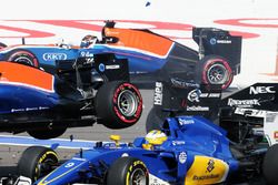 Start crash with Marcus Ericsson, Sauber C35, Rio Haryanto, Manor Racing MRT05