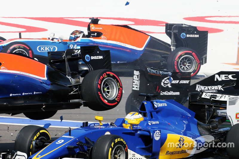 Arrancada choque con Marcus Ericsson, Sauber C35, Rio Haryanto, Manor Racing MRT05
