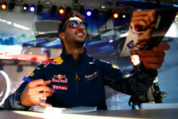 Daniel Ricciardo, Red Bull Racing signeert handtekeningen voor de fans