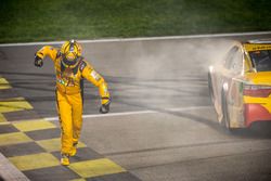 Le vainqueur Kyle Busch, Joe Gibbs Racing Toyota