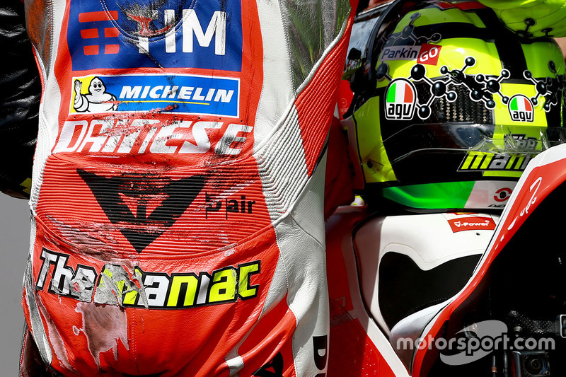 Andrea Iannone, equipo Ducati después de caer durante la calificación