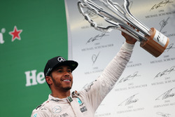 Pemenang lomba Lewis Hamilton, Mercedes AMG F1 celebrates di podium