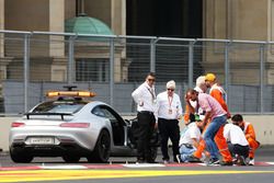 Charlie Whiting, delegado FIA y Herbie Blash, delegado FIA, inspeccionan el circuito después de que