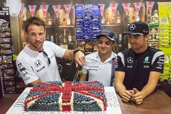 Jenson Button,Felipe Massa,Nico Rosberg celebran los 300 GP de Button con un pastel