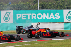 Lewis Hamilton, Mercedes AMG F1 W07 Hybrid retired from the race with a blown engine, and is passed by Daniel Ricciardo, Red Bull Racing RB12 and Max Verstappen, Red Bull Racing RB12