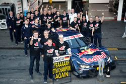 Campeón, Marco Wittmnn, BMW Team RMG celebra con el equipo