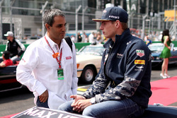 Max Verstappen, Red Bull Racing parle avec Juan Pablo Montoya