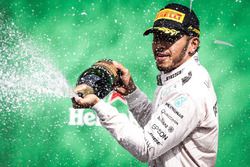 Winnaar Lewis Hamilton, Mercedes AMG F1 viert op het podium