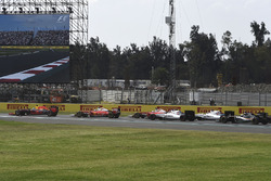 Daniel Ricciardo, Red Bull Racing RB12, Kimi Raikkonen, Ferrari SF16-H, Sebastian Vettel, Ferrari SF16-H