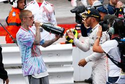 Race winner Lewis Hamilton, Mercedes AMG F1 celebrates with Justin Bieber, Singer at the podium