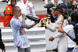 Ganador de la carrera Lewis Hamilton, Mercedes AMG F1 celebra con Justin Bieber, en el podio