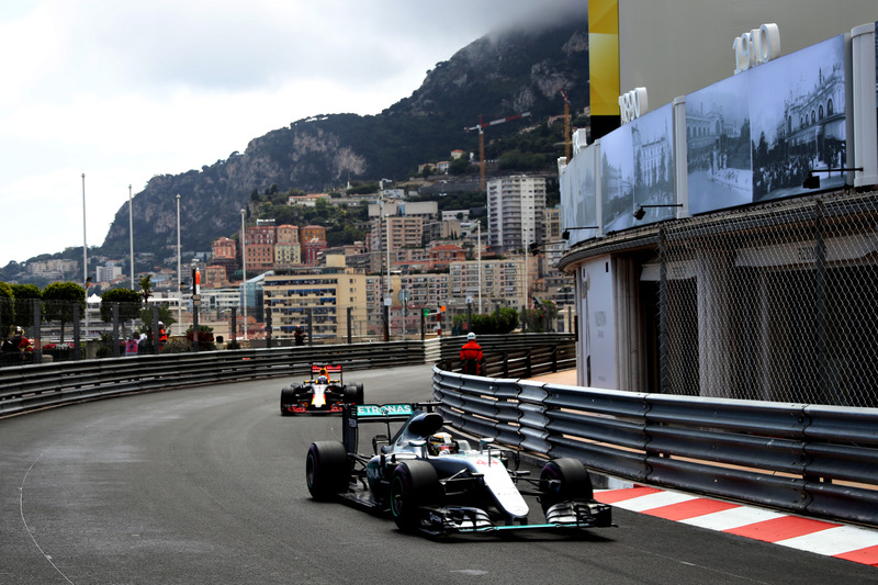 Lewis Hamilton, Mercedes AMG F1 W07 Hybrid devant Daniel Ricciardo, Red Bull Racing RB12