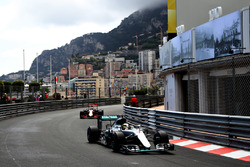 Lewis Hamilton, Mercedes AMG F1 W07 Hybrid voor Daniel Ricciardo, Red Bull Racing RB12