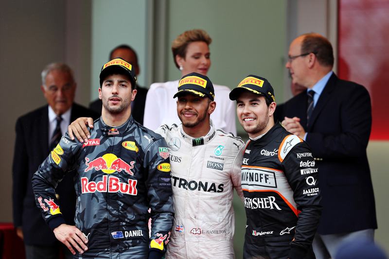 Podio: Lewis Hamilton, Mercedes AMG F1, Daniel Ricciardo, Red Bull Racing y Sergio Pérez, Force