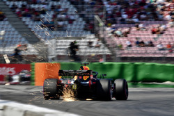Daniel Ricciardo, Red Bull Racing RB14, solleva scintille