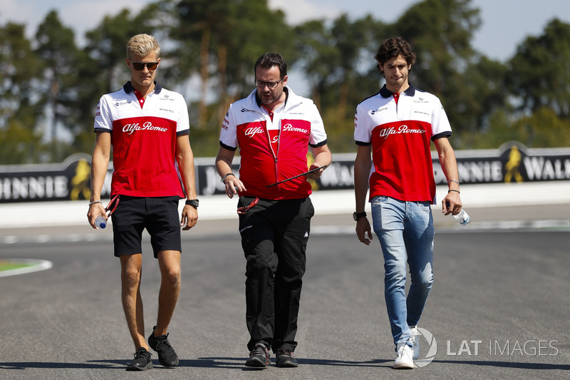 Marcus Ericsson, Sauber, and Antonio Giovinazzi, Sauber, walk the track