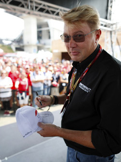 Mika Hakkinen signeert een pet