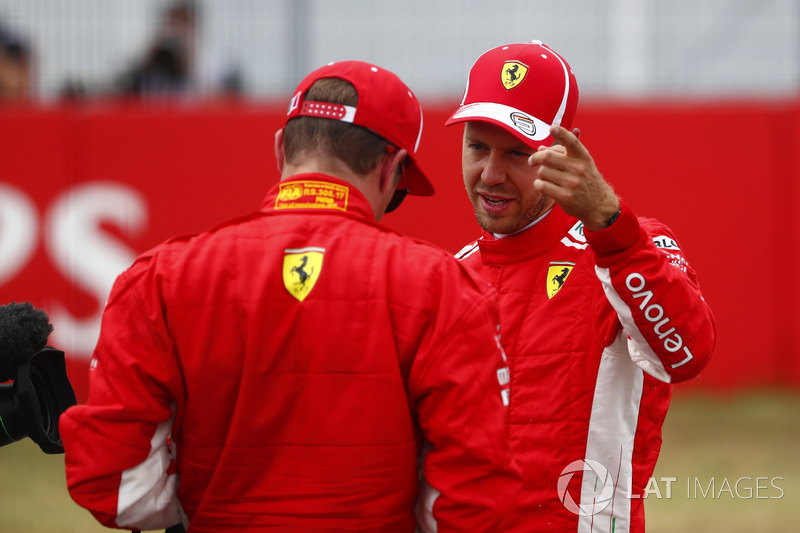 El poleman Sebastian Vettel, Ferrari, habla con Kimi Raikkonen, Ferrari