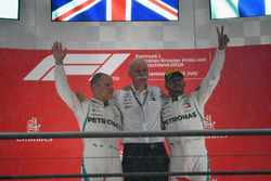 Valtteri Bottas, Mercedes-AMG F1, Dr. Dieter Zetsche, CEO Daimler AG en Lewis Hamilton, Mercedes-AMG F1 op het podium