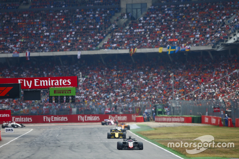 Romain Grosjean, Haas F1 Team VF-18, Carlos Sainz Jr., Renault Sport F1 Team R.S. 18