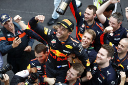 Race winner Daniel Ricciardo, Red Bull Racing, celebrates with the team