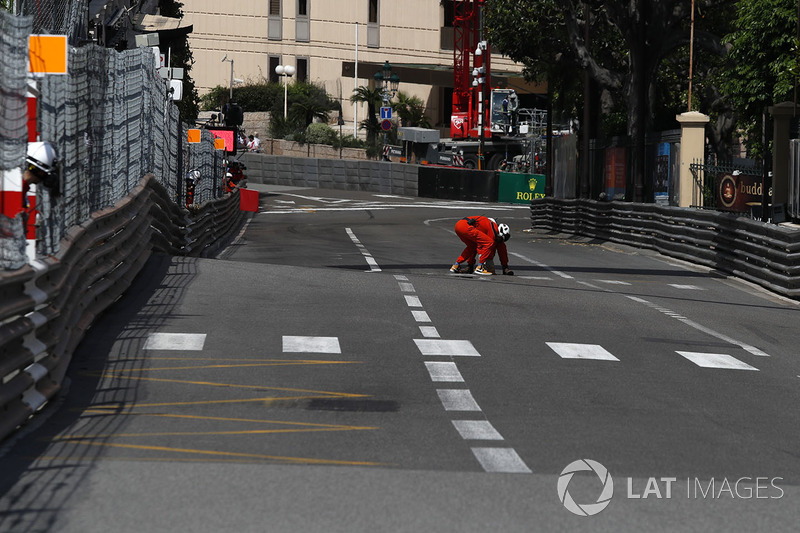 I marshal sventolano la bandiera rossa per riparare un tombino nelle FP2