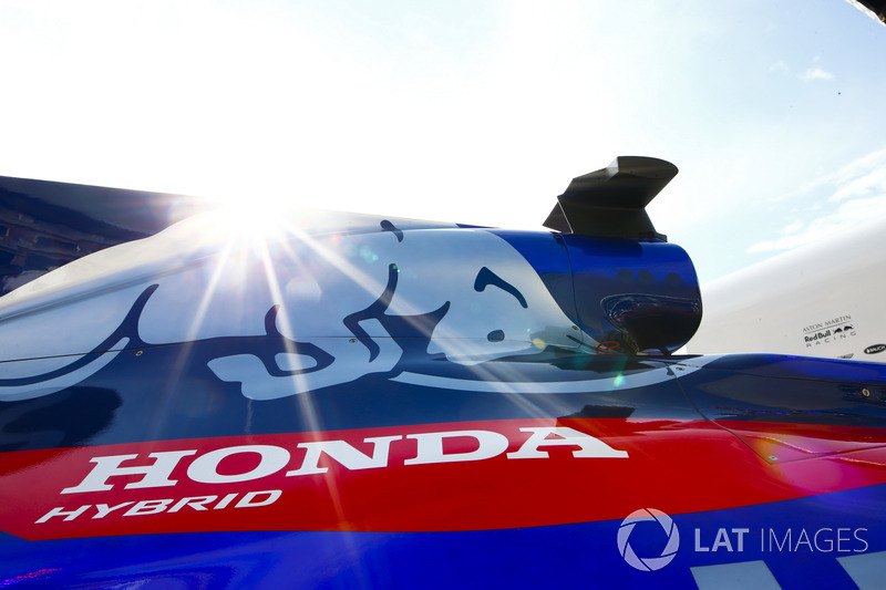 Un logo de Honda en la carrocería de un Toro Rosso