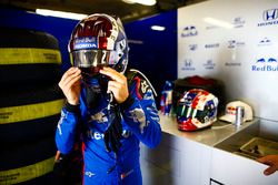 Pierre Gasly, Toro Rosso, ajuste son casque