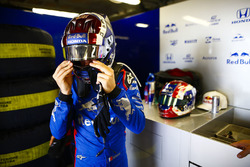 Pierre Gasly, Toro Rosso, ajuste son casque