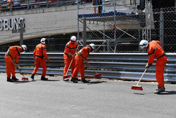 Marshals na de crash van Max Verstappen, Red Bull Racing RB14