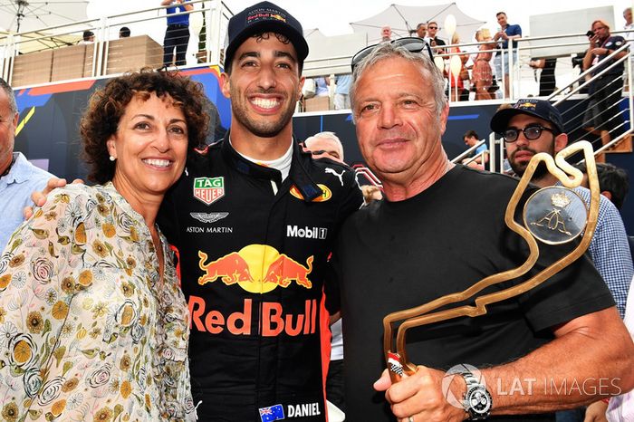El ganador de la carrera Daniel Ricciardo, Red Bull Racing celebra con su madre y su padre