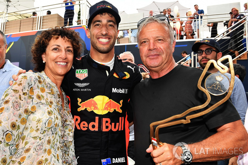 Il vincitore della gara Daniel Ricciardo, Red Bull Racing festeggia con suo padre e sua madre