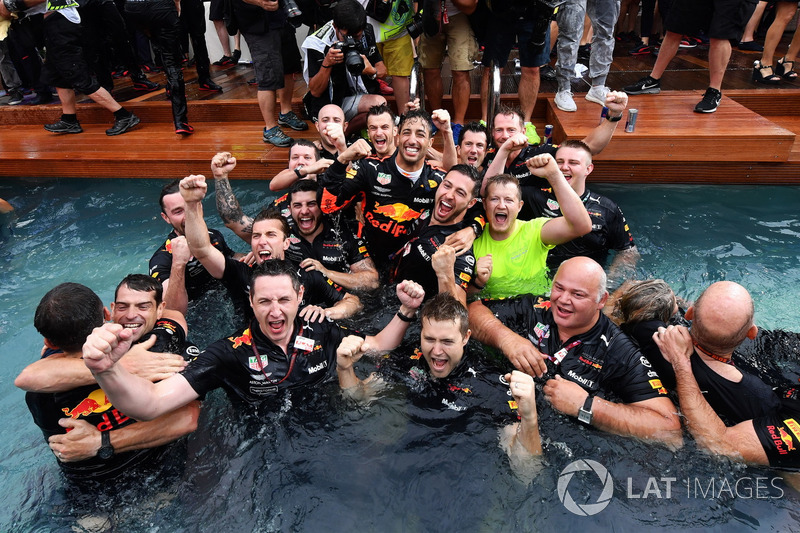 Selebrasi Daniel Ricciardo dan kru Red Bull Racing
