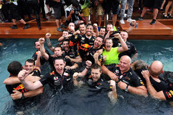 Race winner Daniel Ricciardo, Red Bull Racing celebrates with the team in the Red Bull Energy Station swimming pool