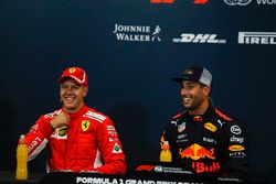 Sebastian Vettel, Ferrari y Daniel Ricciardo, Red Bull Racing en la conferencia de prensa