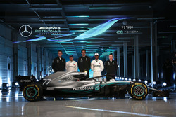 Valtteri Bottas, Mercedes AMG F1, Lewis Hamilton, Mercedes AMG F1, Toto Wolff, Executive Director Mercedes AMG F1, James Allison, Mercedes AMG F1 Technical Director