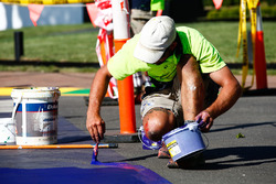 Les dernières touches sont apportées à la peinture du circuit